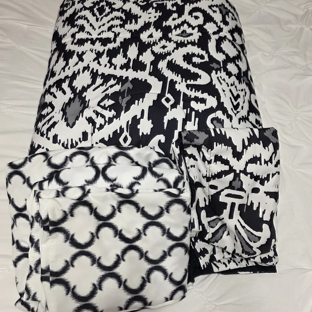 Elegant Black and White Patterned Twin Size Comforter Set.  Like New Condition